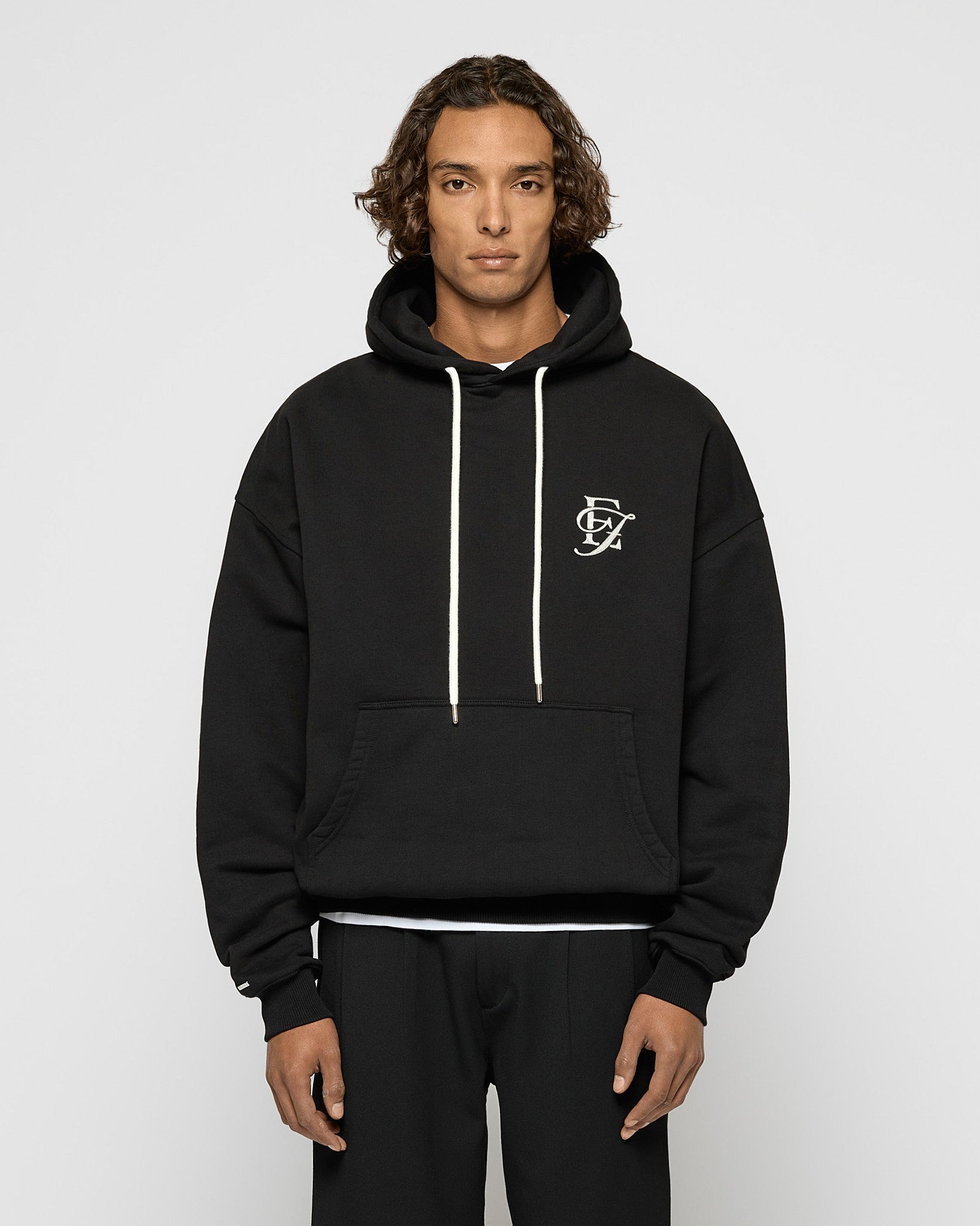 eightyfive-luxe-contrast-hoodie-schwarz-oversized-stickerei image 2