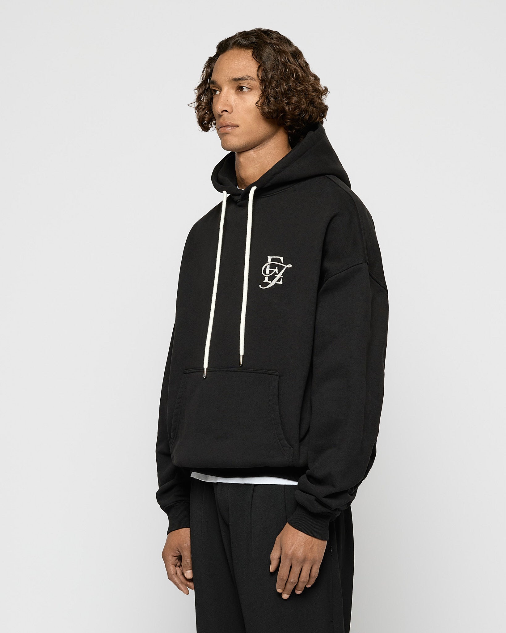 eightyfive-luxe-contrast-hoodie-schwarz-oversized-stickerei image 5