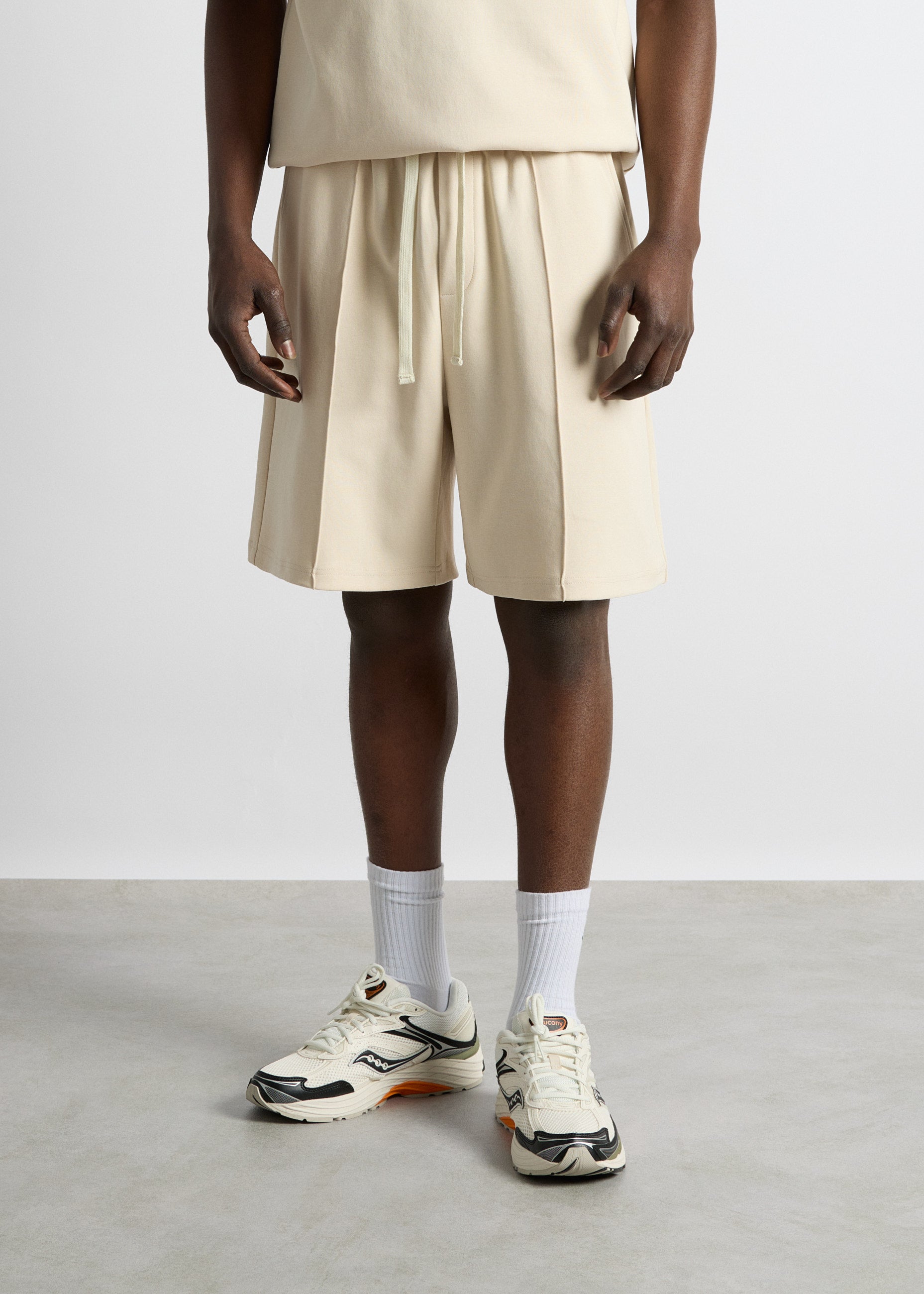 burocs-shorts-sweatshorts-with-seam-beige-relaxed-fit image 4