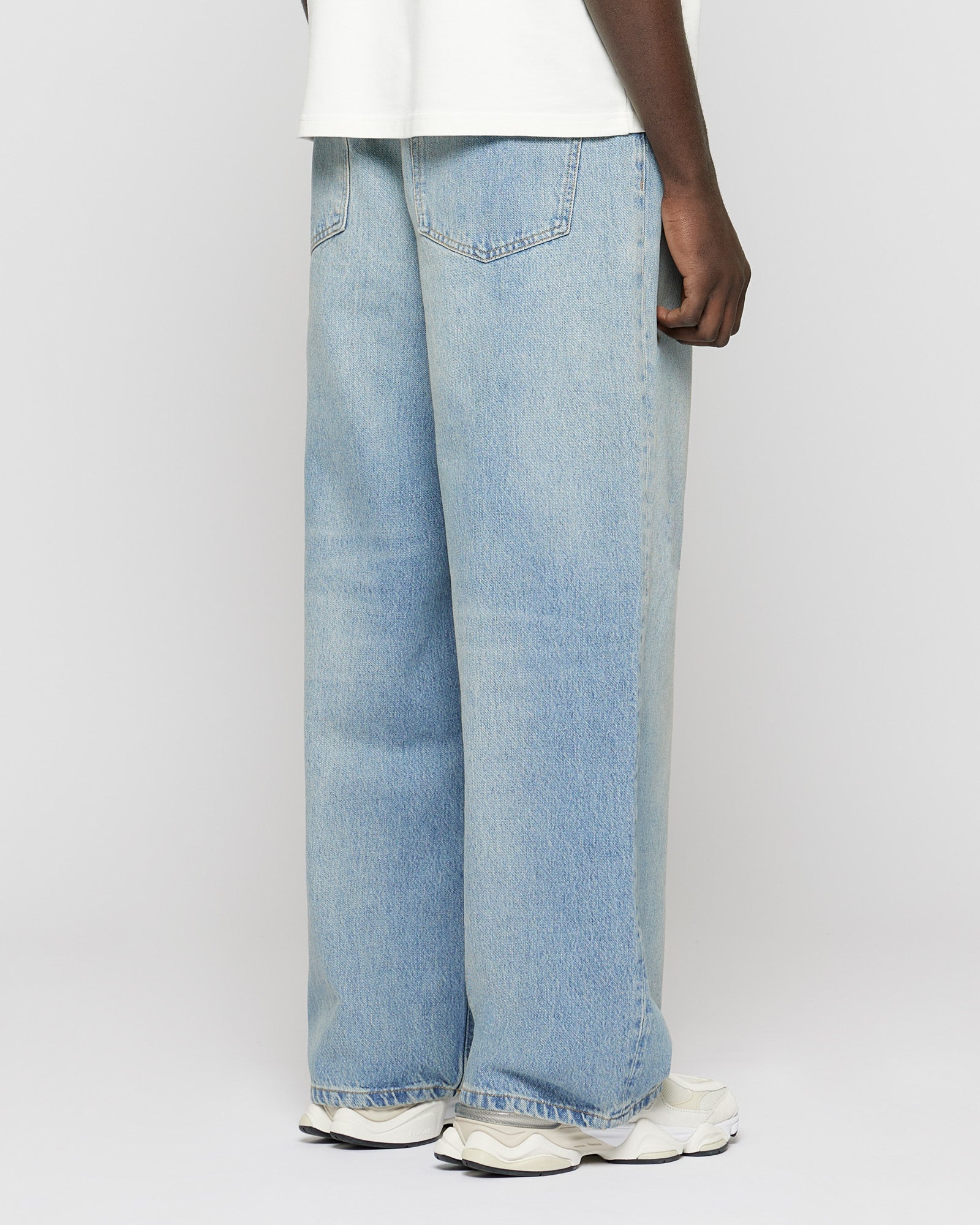 eightyfive-wide-denim-jeans-light-wash-blue-weit image 4