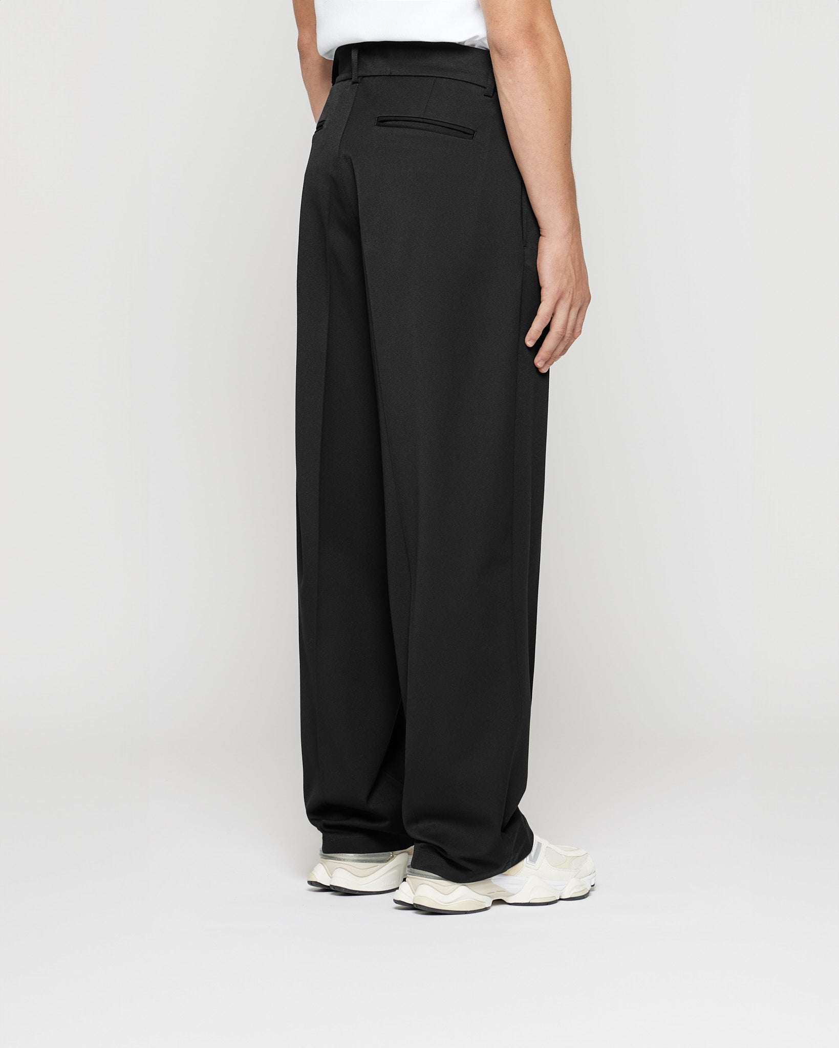 eightyfive-pleated-baggy-tailored-pants-herren-schwarz-b-gelfalte image 4