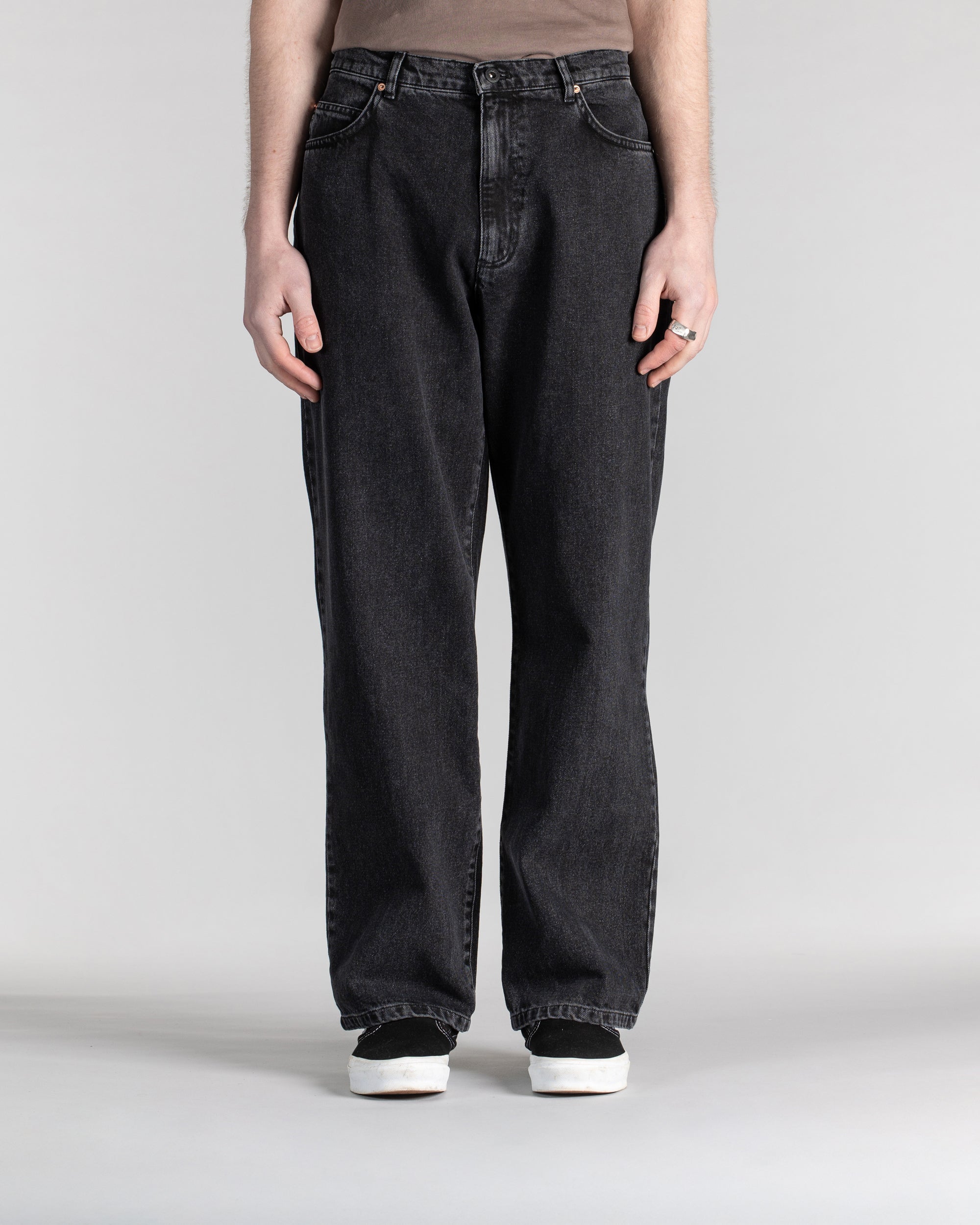 stan-ray-standard-5-jeans-washed-black-trim-fit-5-pocket image 2
