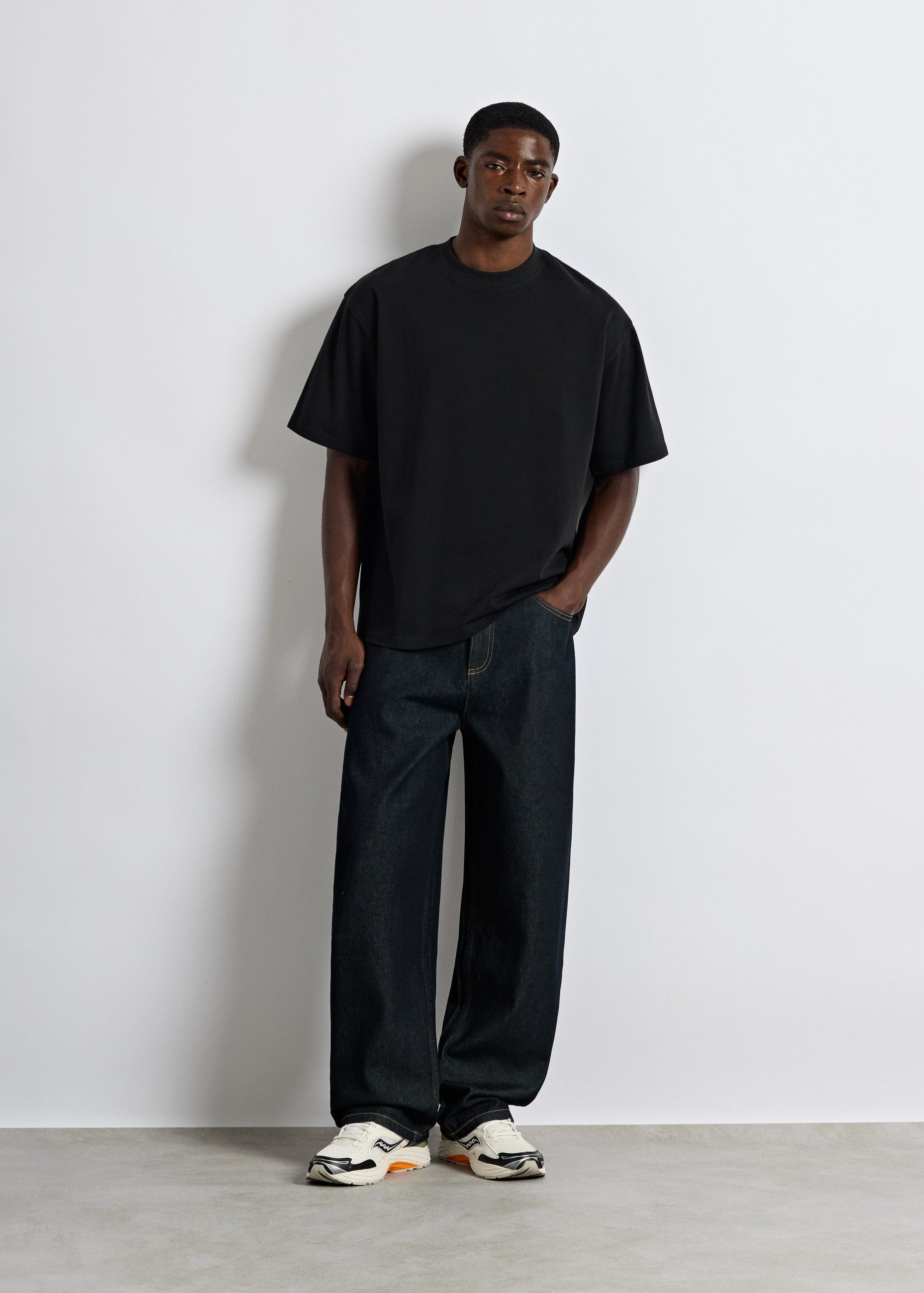 burocs-t-shirts-oversized-basic-t-shirt-black-stickerei image 4