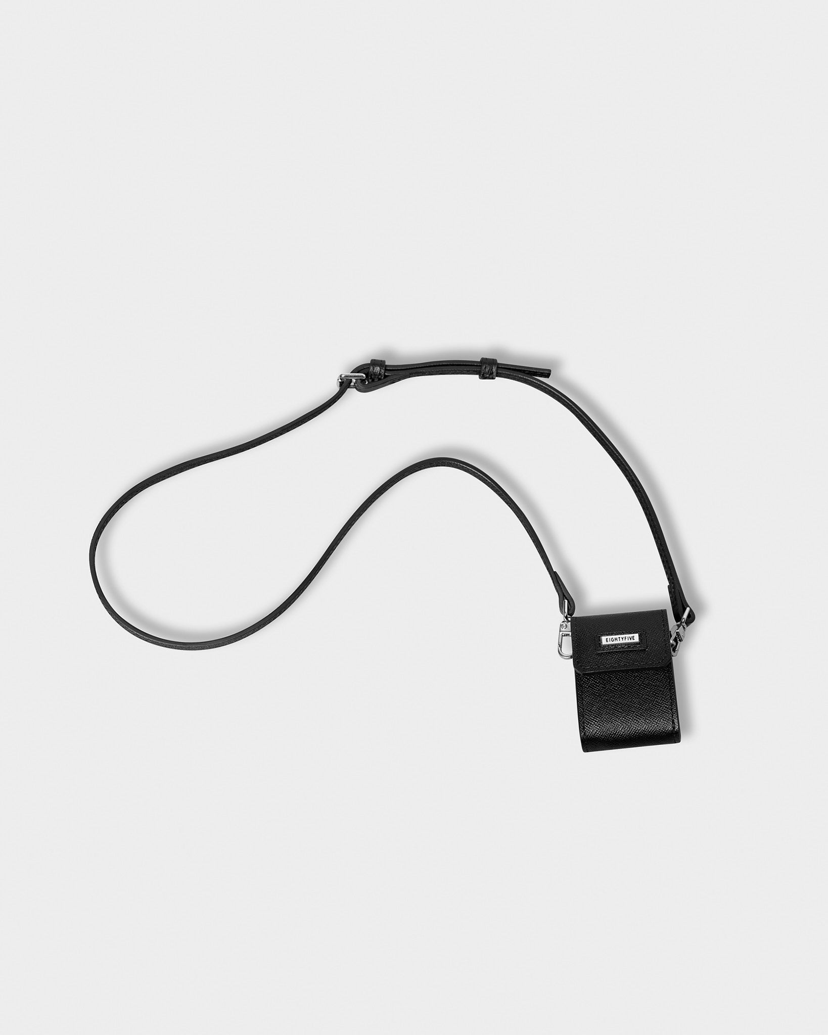 eightyfive-leather-airpod-case-schwarz-saffiano-leder image 4
