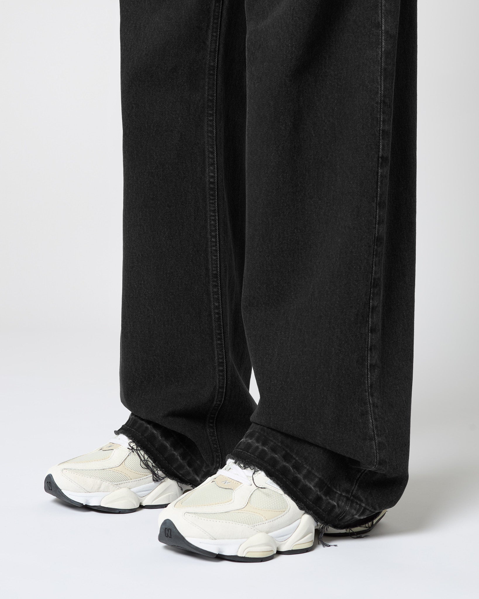 eightyfive-open-hem-loose-denim-jeans-black-washed-loose-fit image 6
