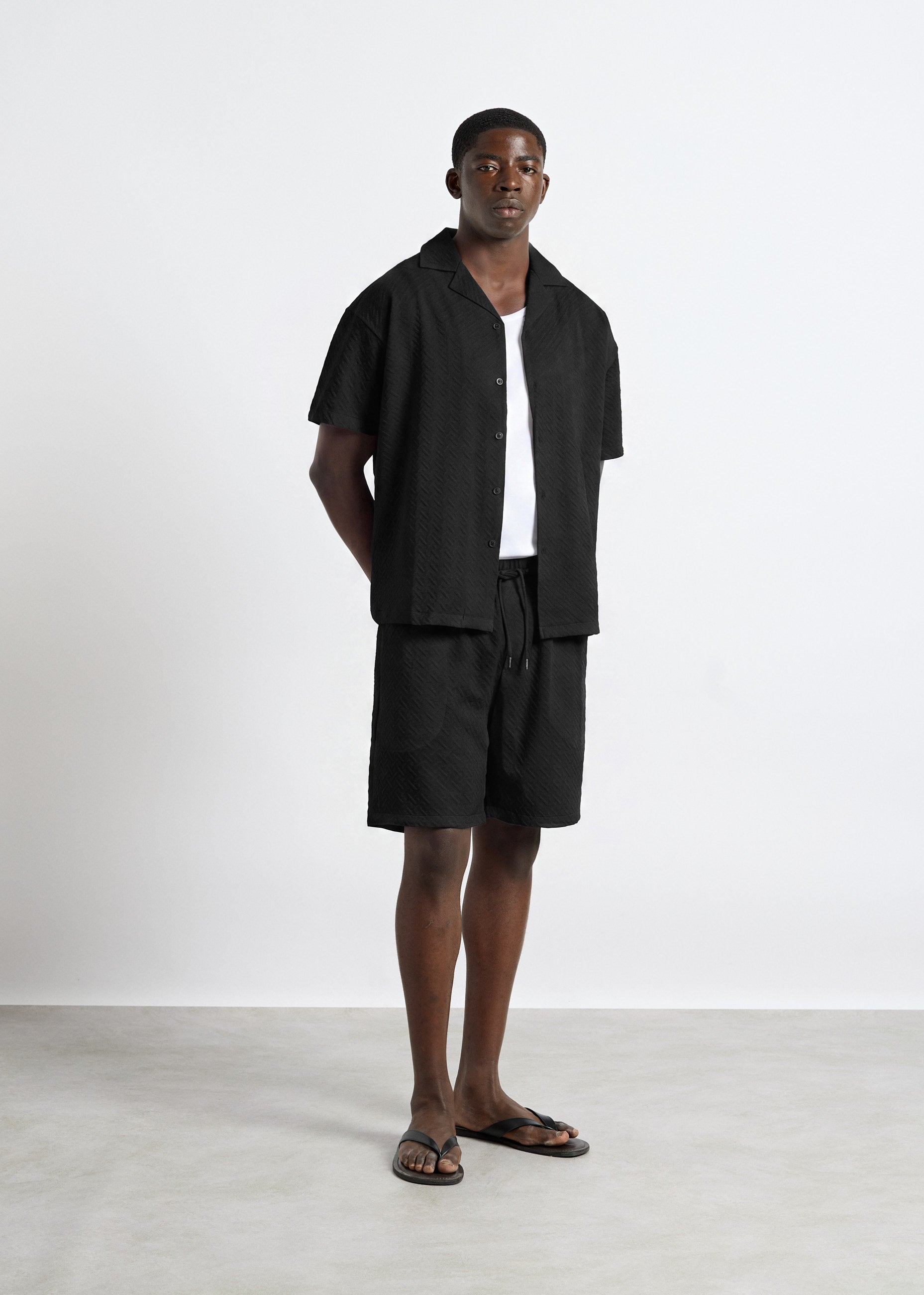 burocs-shorts-structured-shorts-kurze-hose-black-polyester image 5