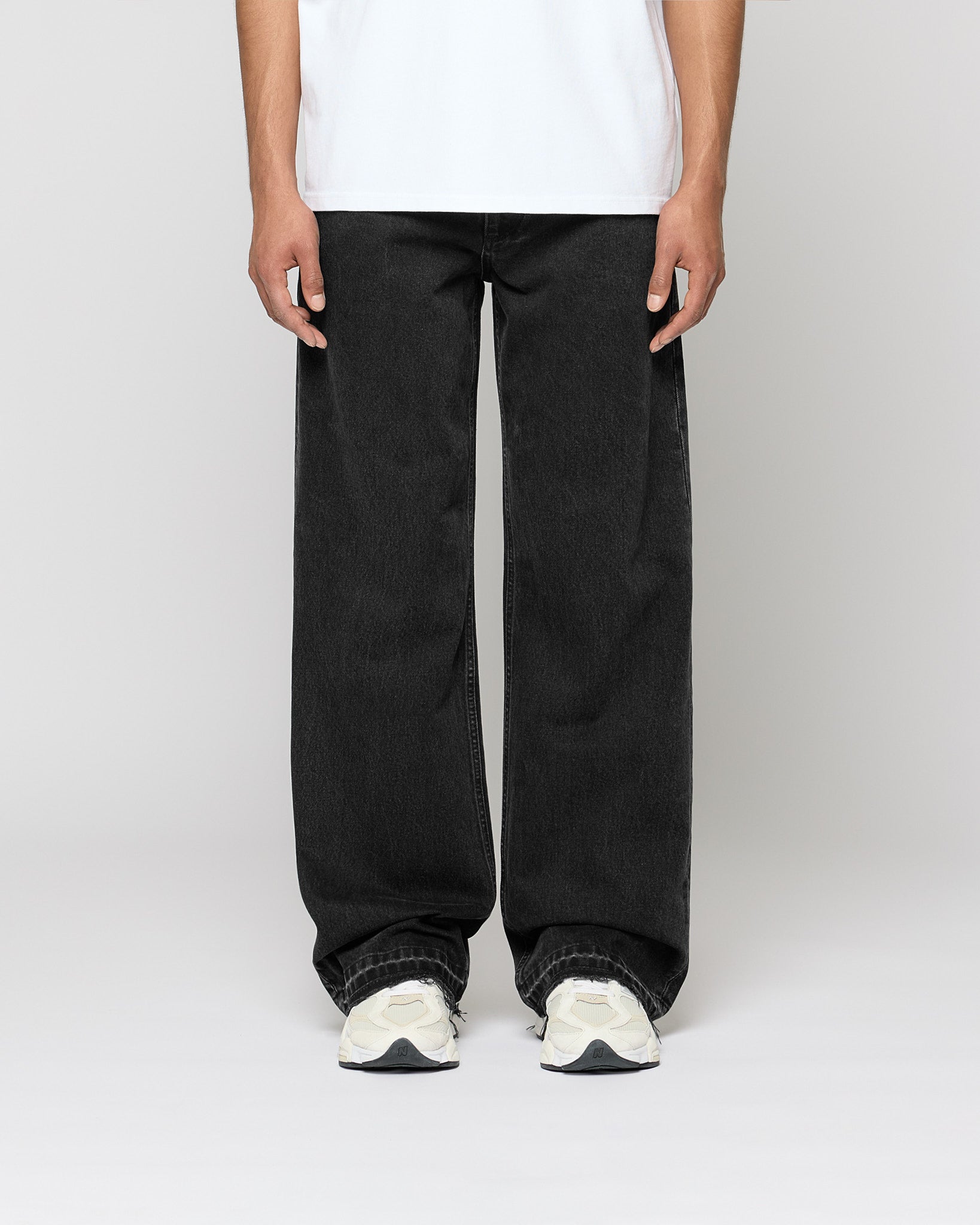 eightyfive-open-hem-loose-denim-jeans-black-washed-loose-fit image 2