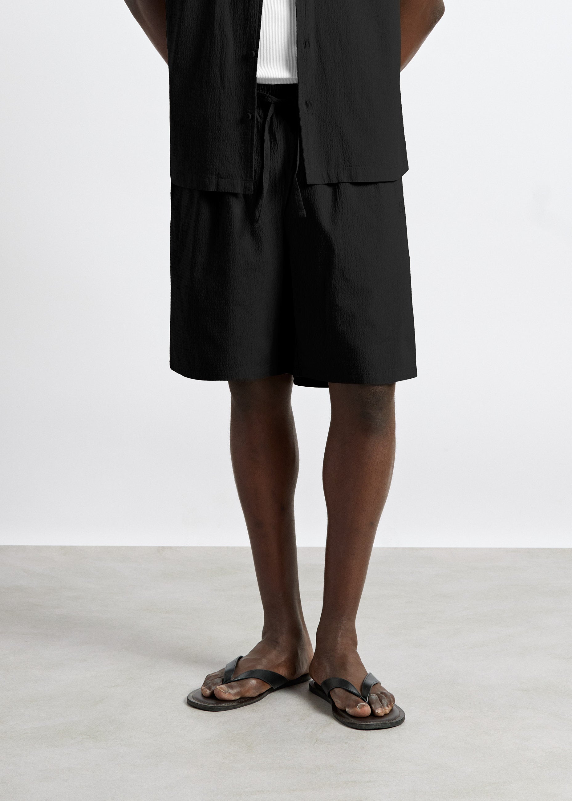 burocs-solid-seersucker-shorts-black-regular-fit image 4