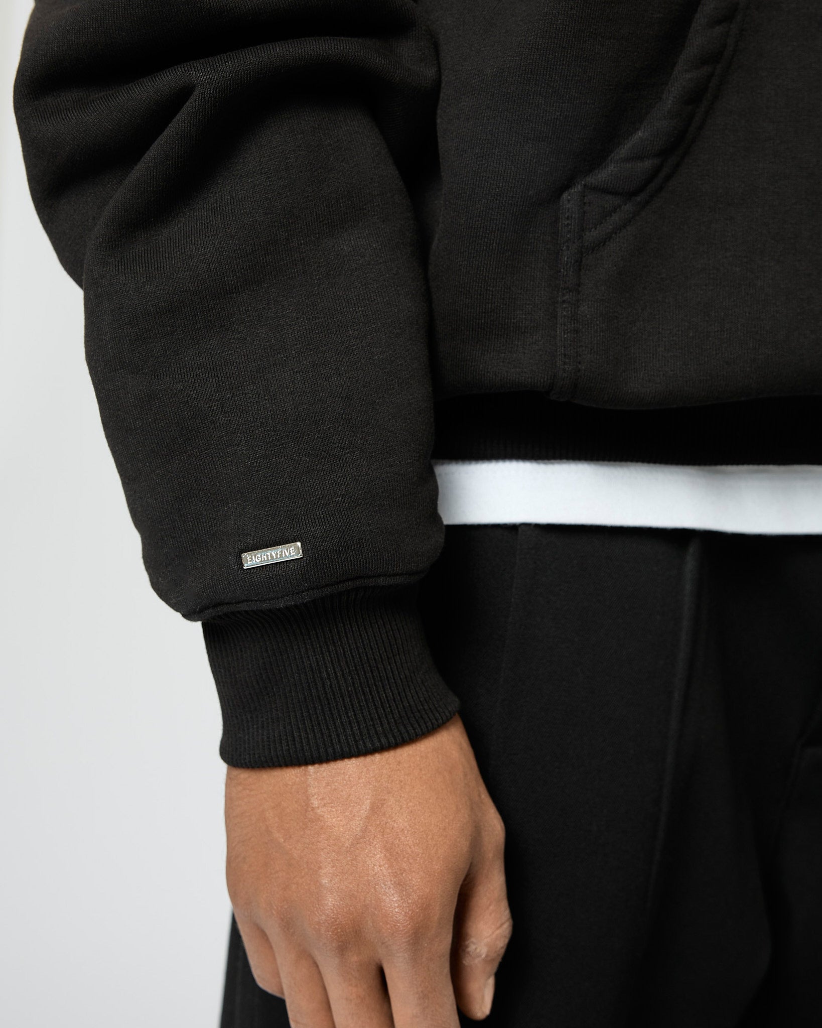 eightyfive-luxe-contrast-hoodie-schwarz-oversized-stickerei image 8