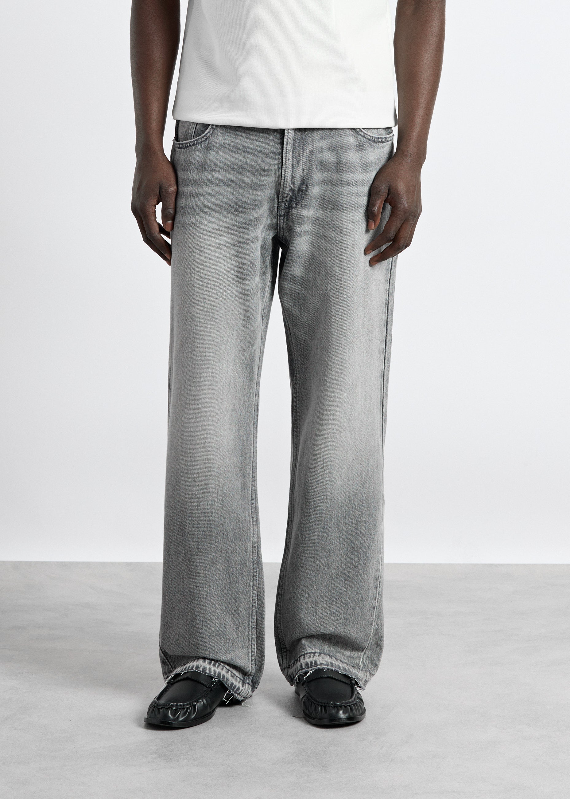 burocs-denim-tony-flared-open-hem-jeans-ash-fade-grey image 4