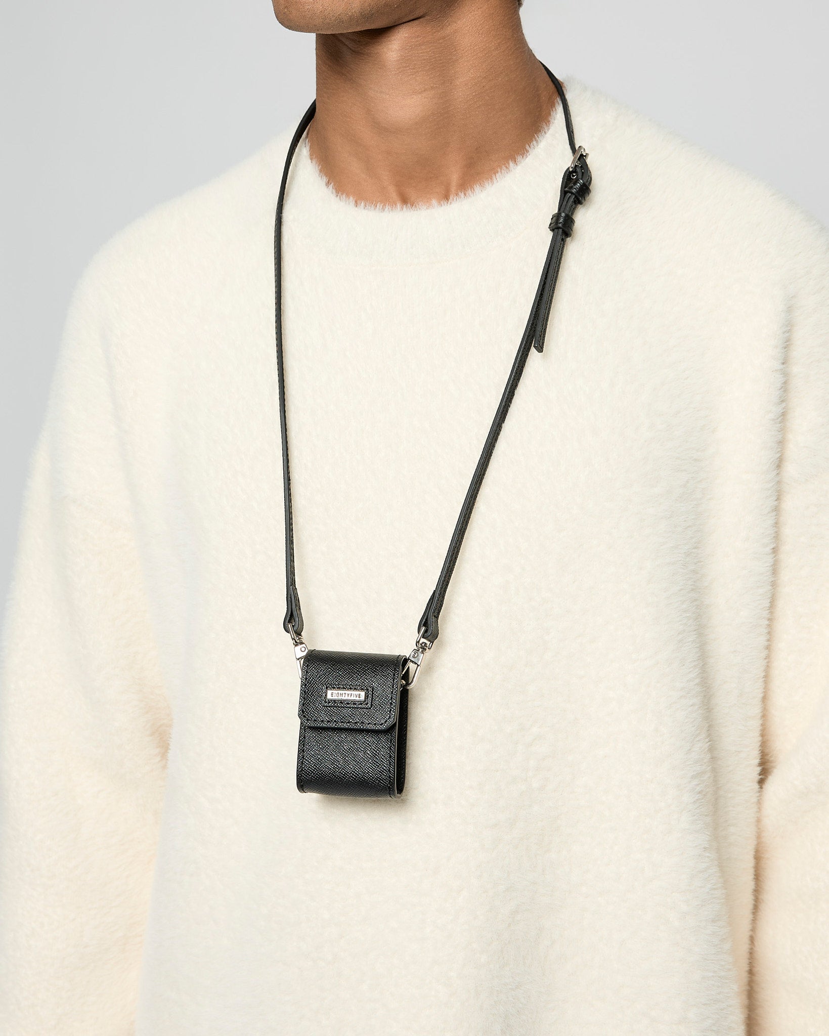eightyfive-leather-airpod-case-schwarz-saffiano-leder image 5