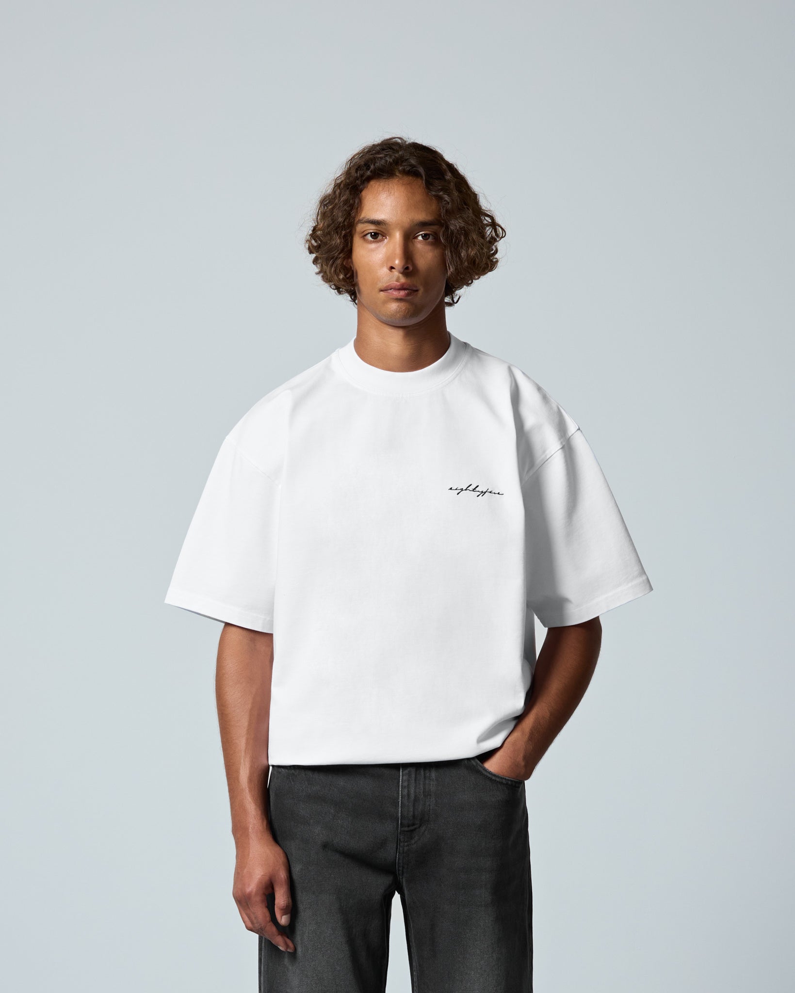 eightyfive-tops-signature-t-shirt-herren-white-stickerei image 3