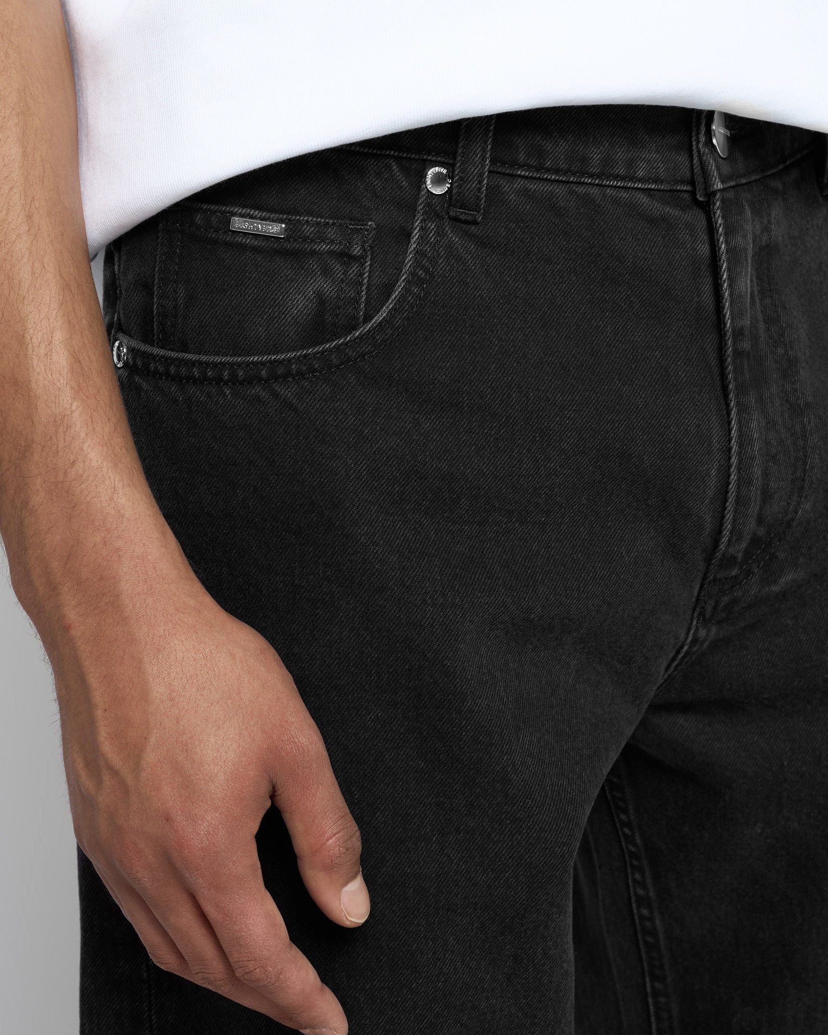 eightyfive-open-hem-loose-denim-jeans-black-washed-loose-fit image 7