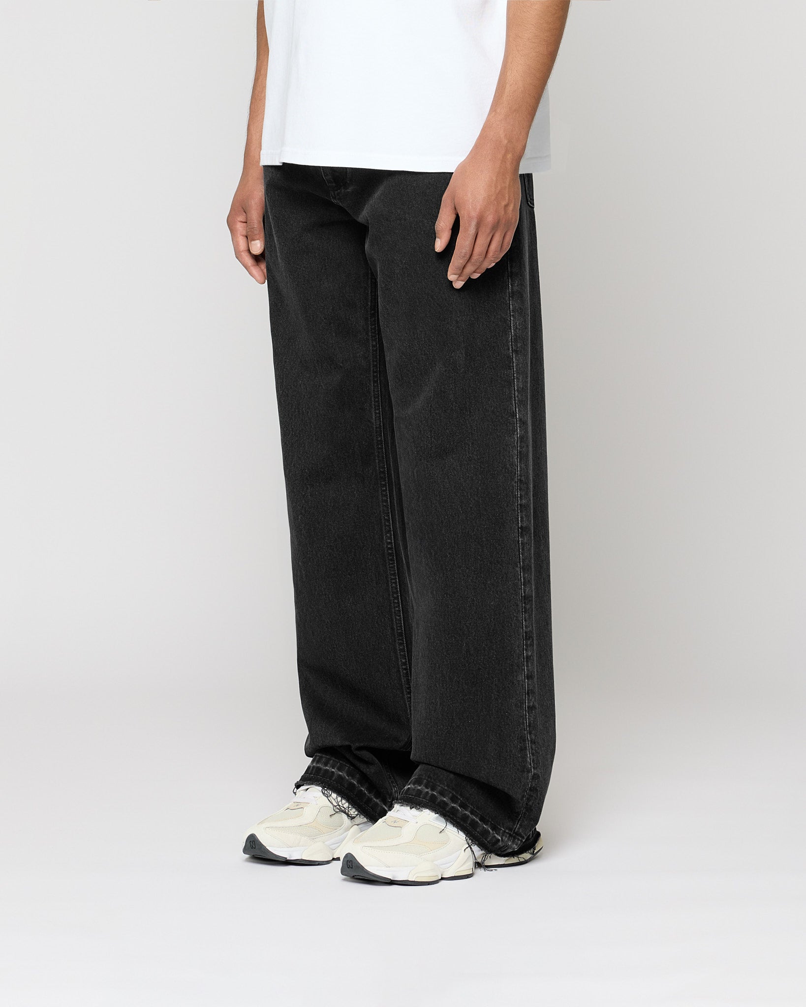 eightyfive-open-hem-loose-denim-jeans-black-washed-loose-fit image 3