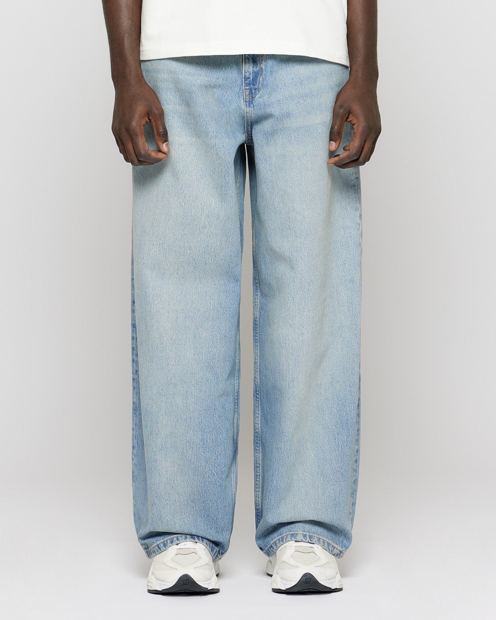 eightyfive-wide-denim-jeans-light-wash-blue-weit image 2