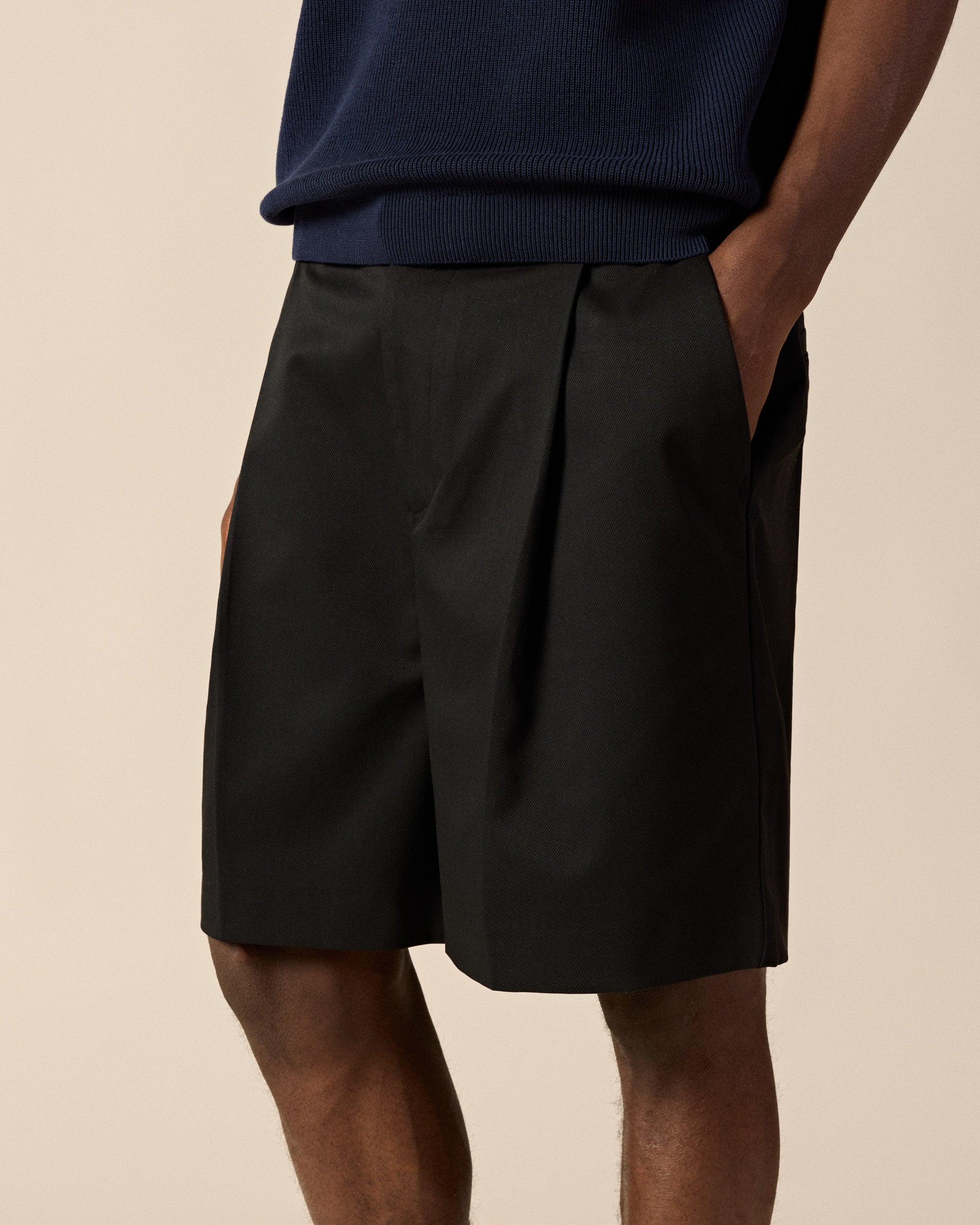 eightyfive-tailored-shorts-black-relaxed-fit-taschen image 6