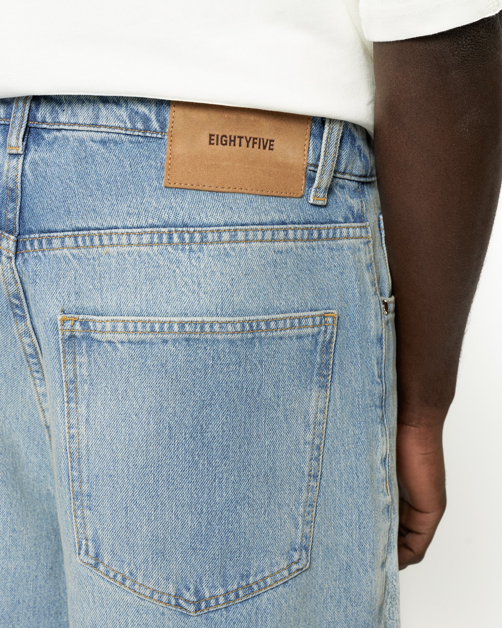 eightyfive-wide-denim-jeans-light-wash-blue-weit image 6