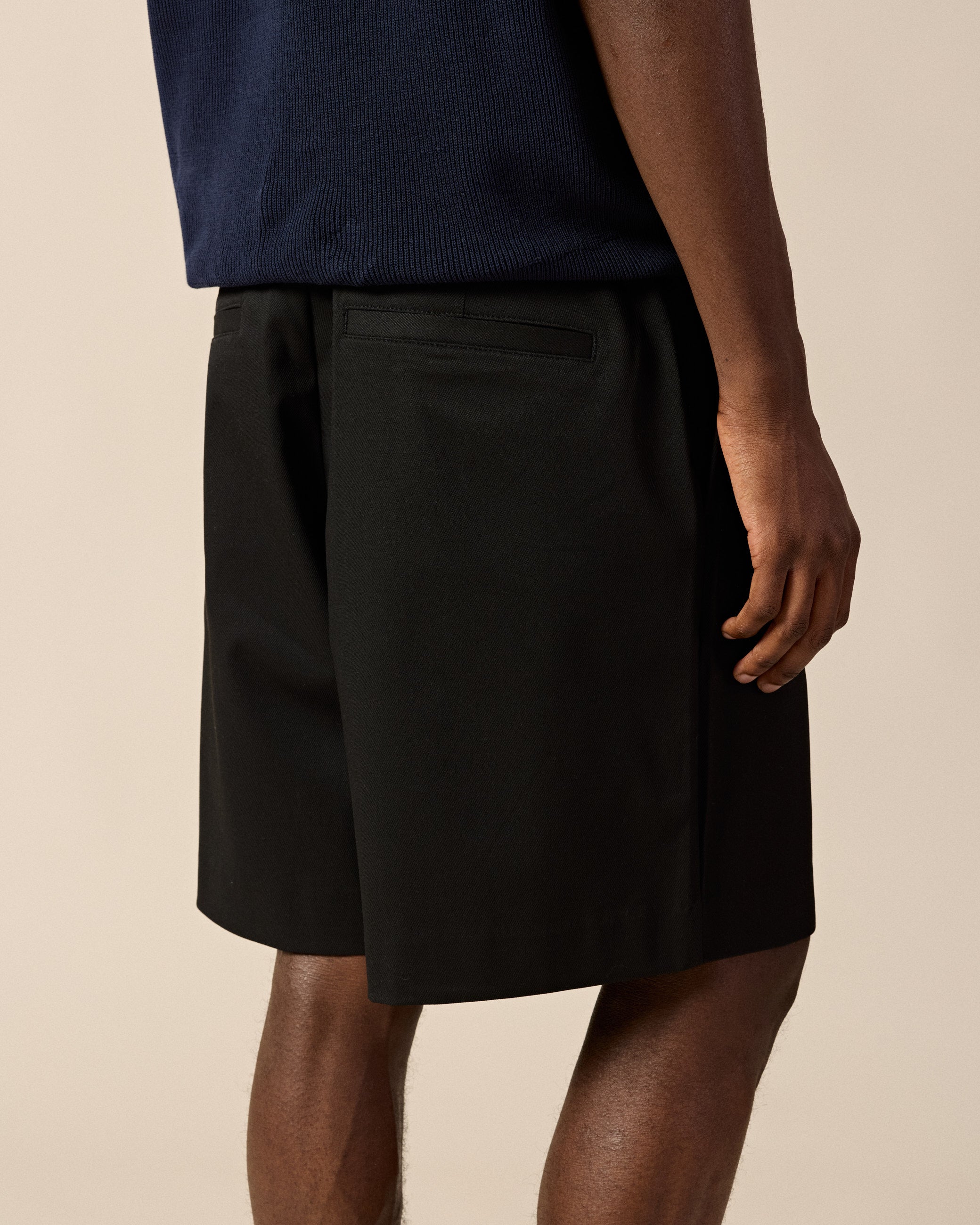 eightyfive-tailored-shorts-black-relaxed-fit-taschen image 7