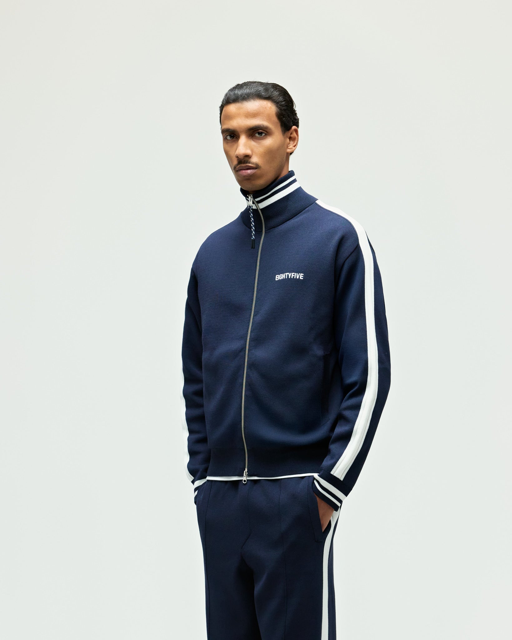 eightyfive-knit-trackjacket-jacke-navy-stehkragen image 3