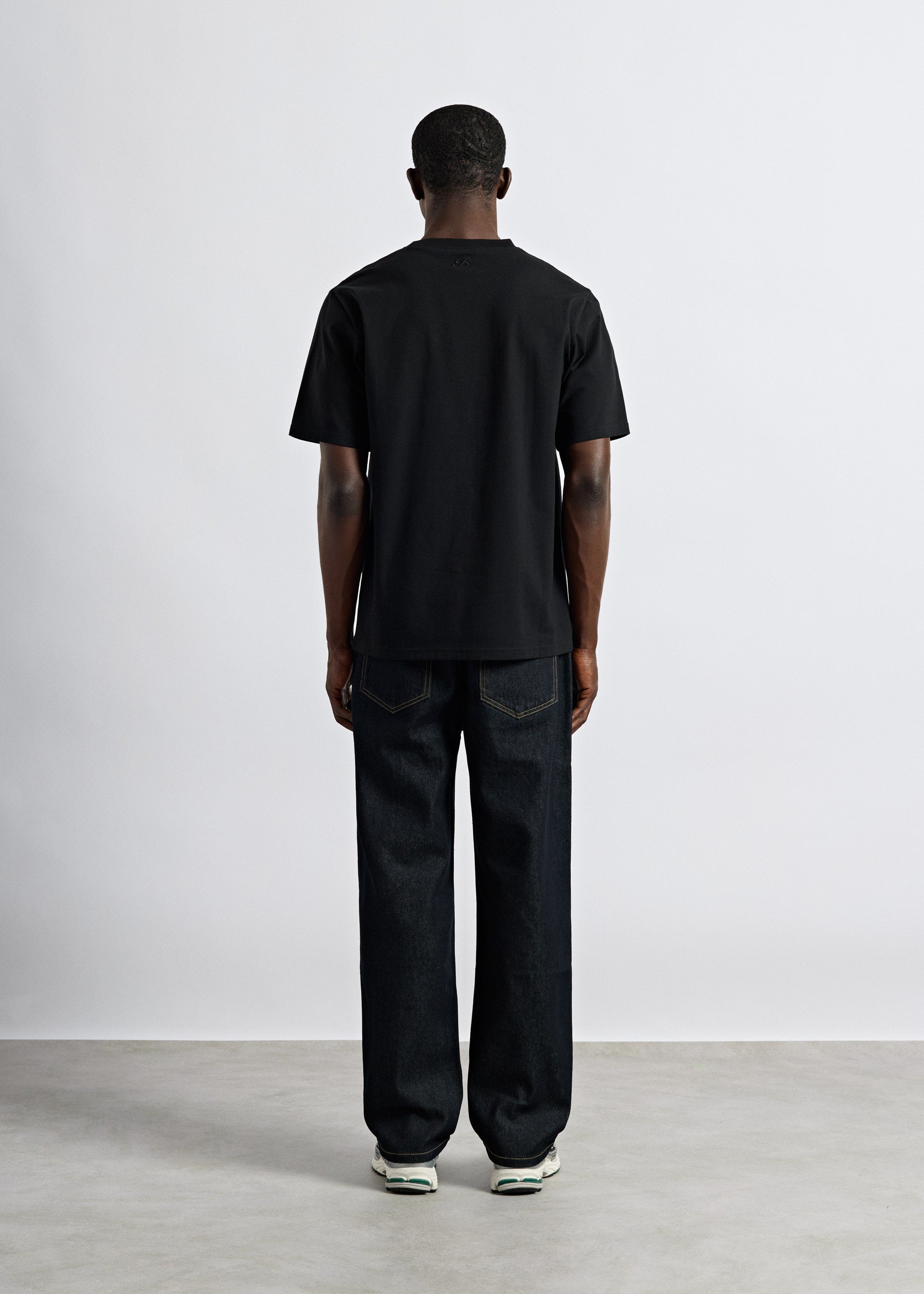 burocs-regular-t-shirt-black-mit-stickerei image 5