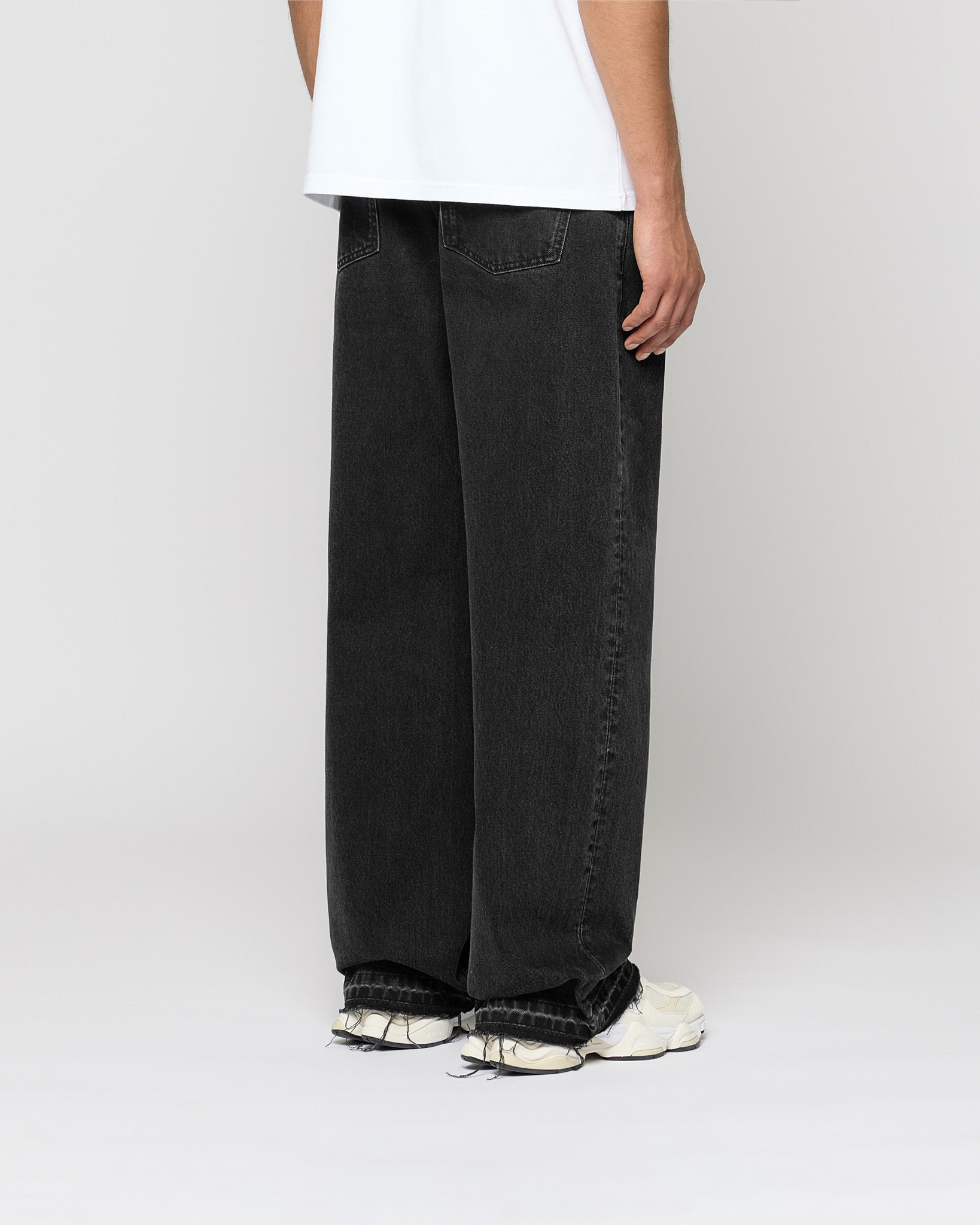 eightyfive-open-hem-loose-denim-jeans-black-washed-loose-fit image 4