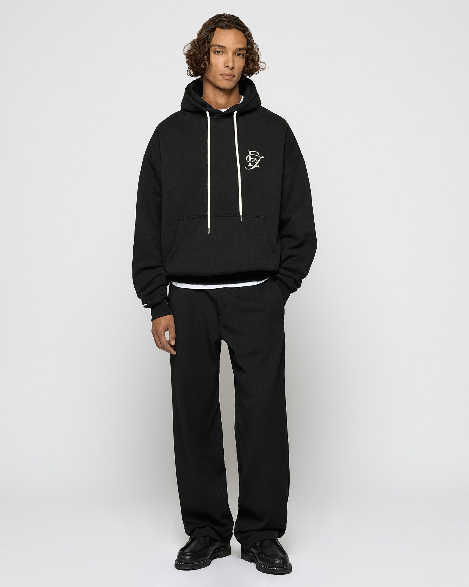 eightyfive-luxe-contrast-hoodie-schwarz-oversized-stickerei image 4
