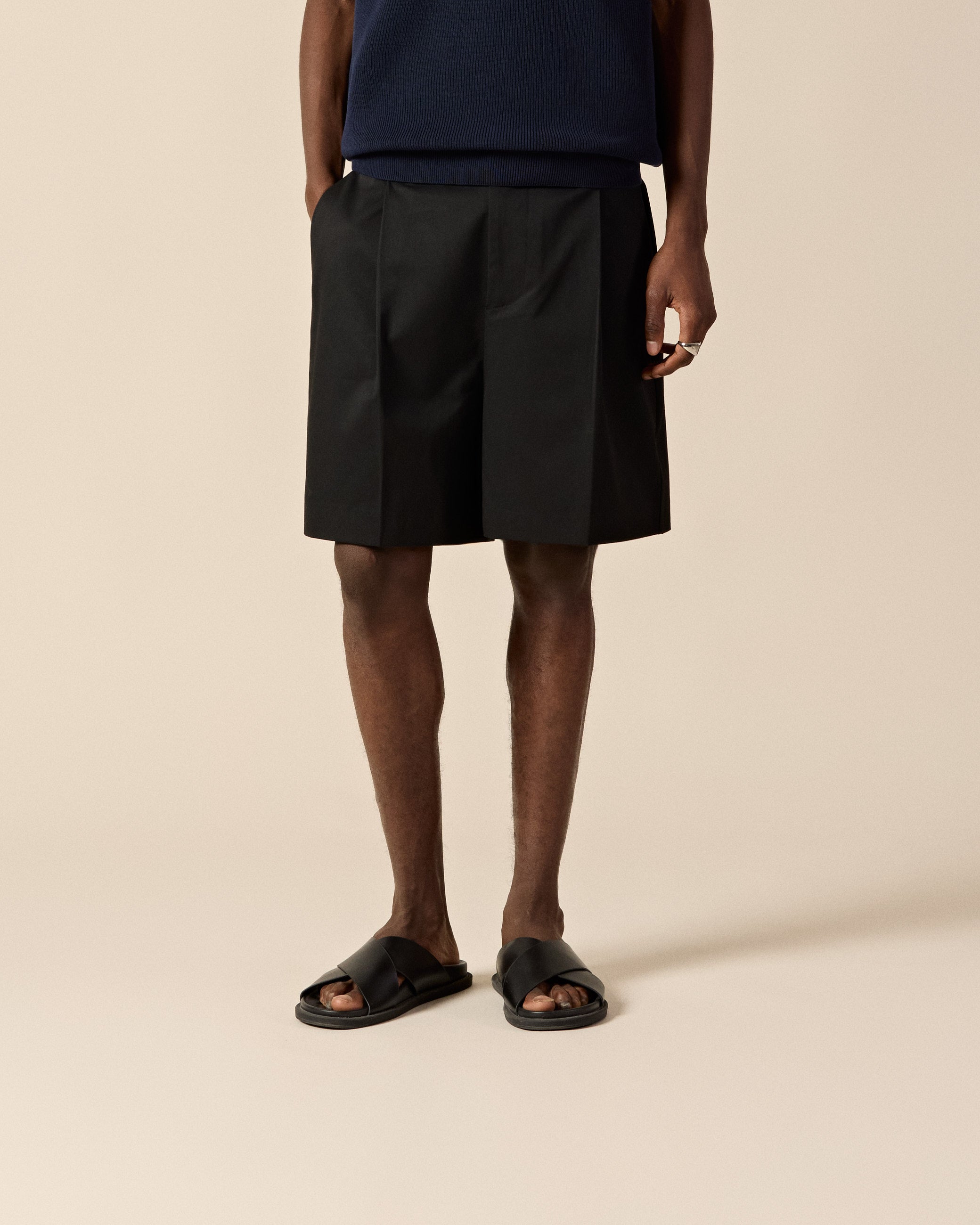 eightyfive-tailored-shorts-black-relaxed-fit-taschen image 3