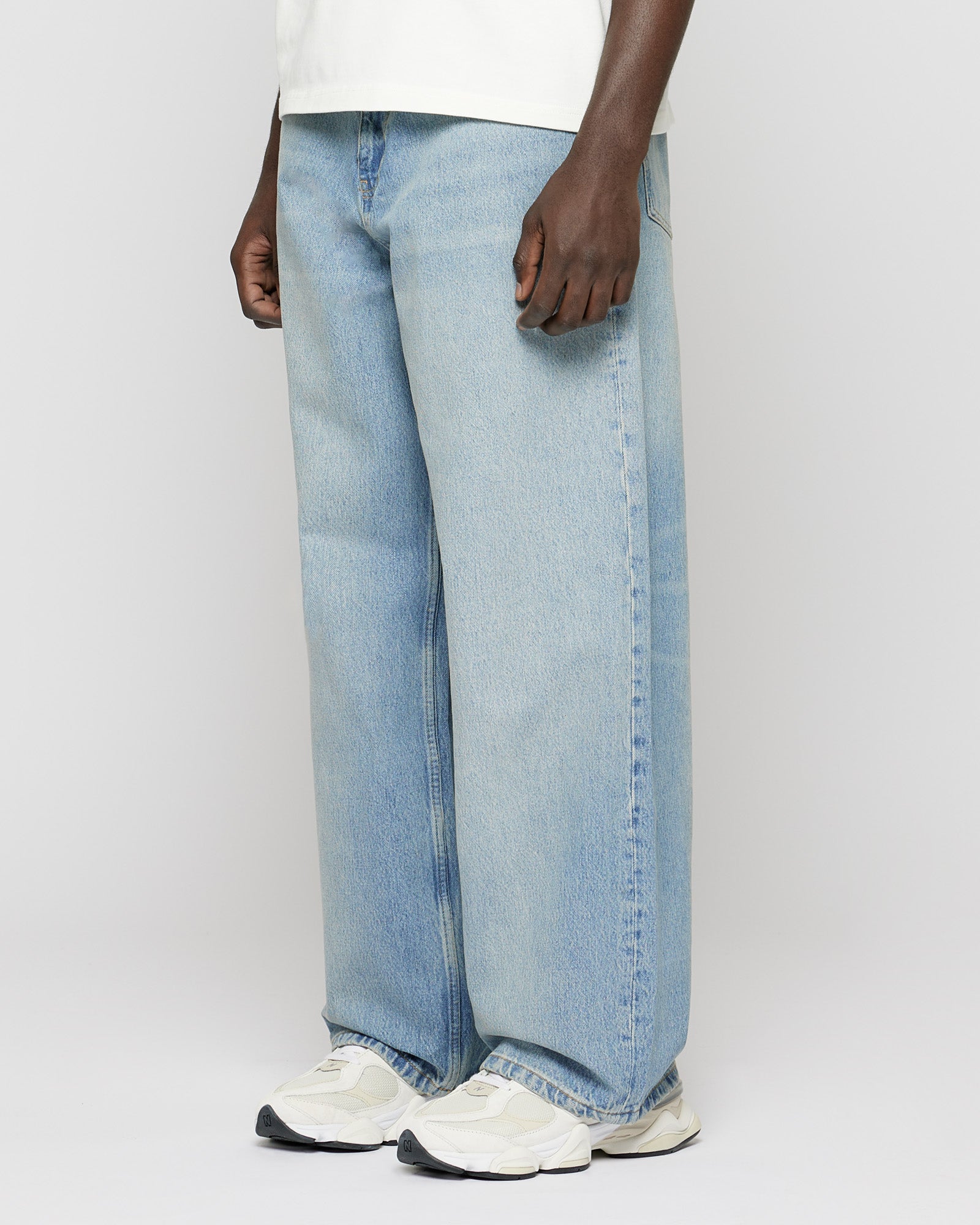 eightyfive-wide-denim-jeans-light-wash-blue-weit image 3
