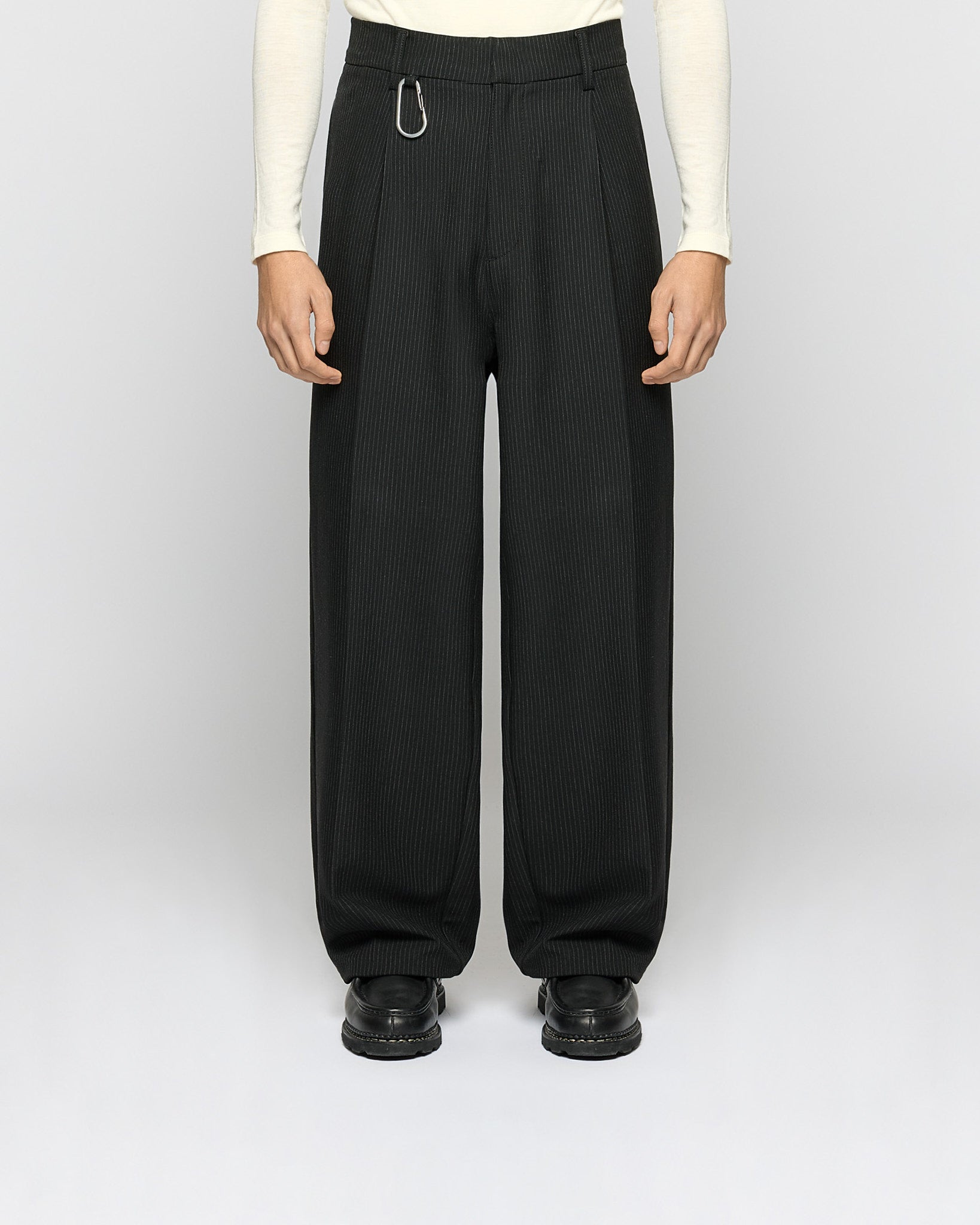 eightyfive-bottoms-pinstripe-baggy-tailored-pants-schwarz-viskose image 2
