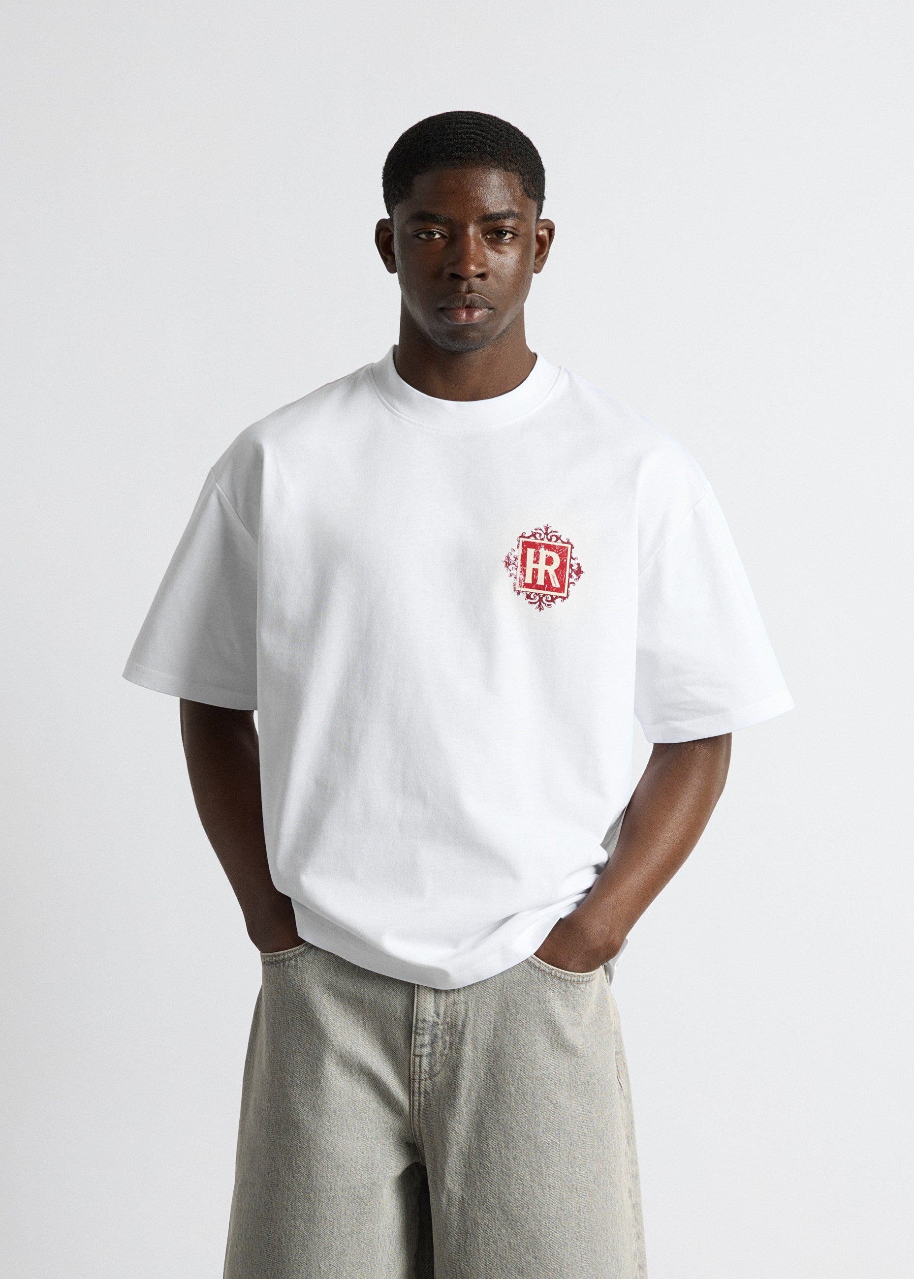 burocs-t-shirts-oversize-t-shirt-hotel-emblem-wei-print image 4