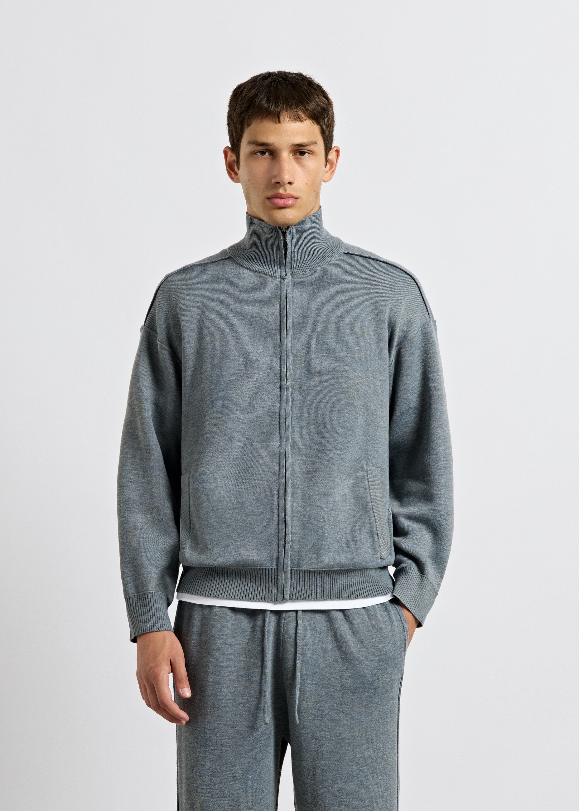 burocs-knit-zip-jacket-strickjacke-grau-relaxed-fit-stehkragen image 3