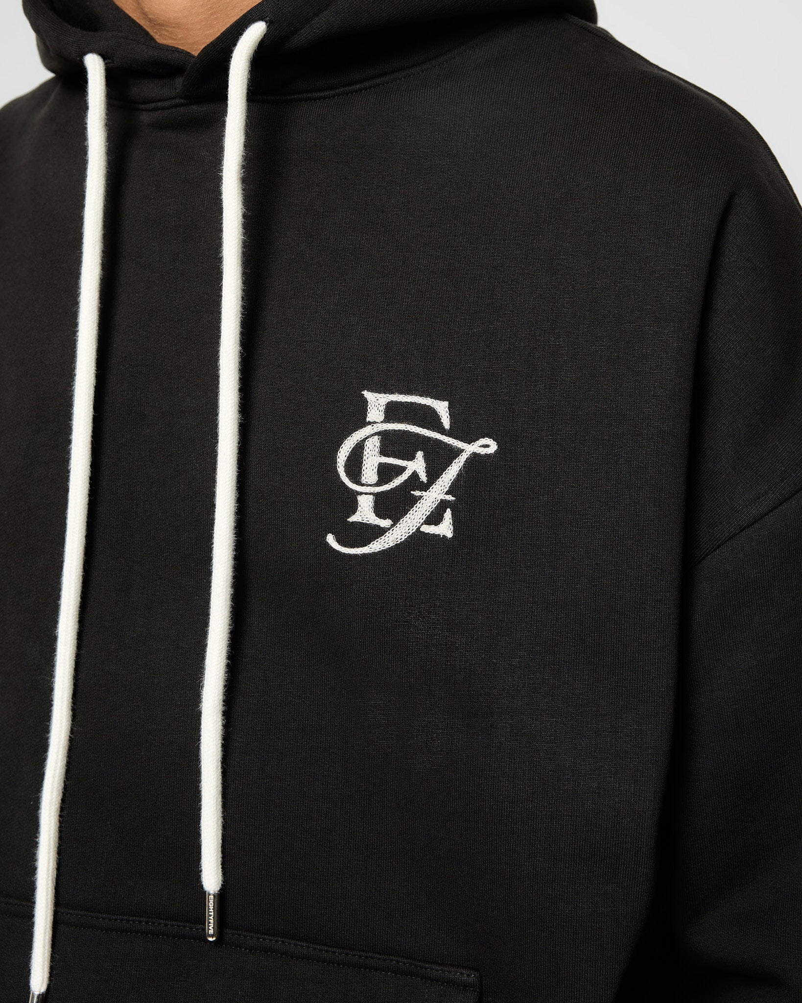 eightyfive-luxe-contrast-hoodie-schwarz-oversized-stickerei image 7