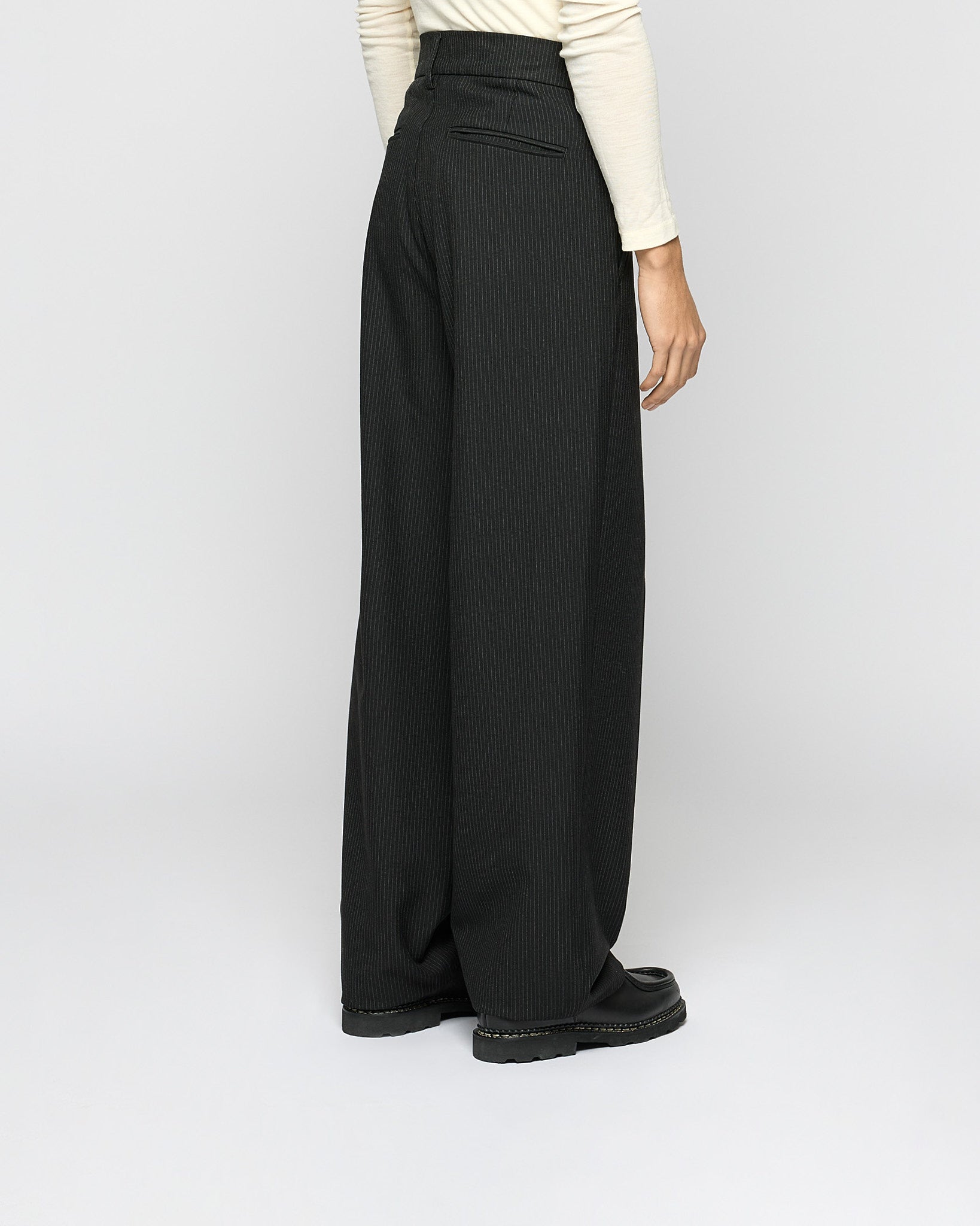 eightyfive-bottoms-pinstripe-baggy-tailored-pants-schwarz-viskose image 4