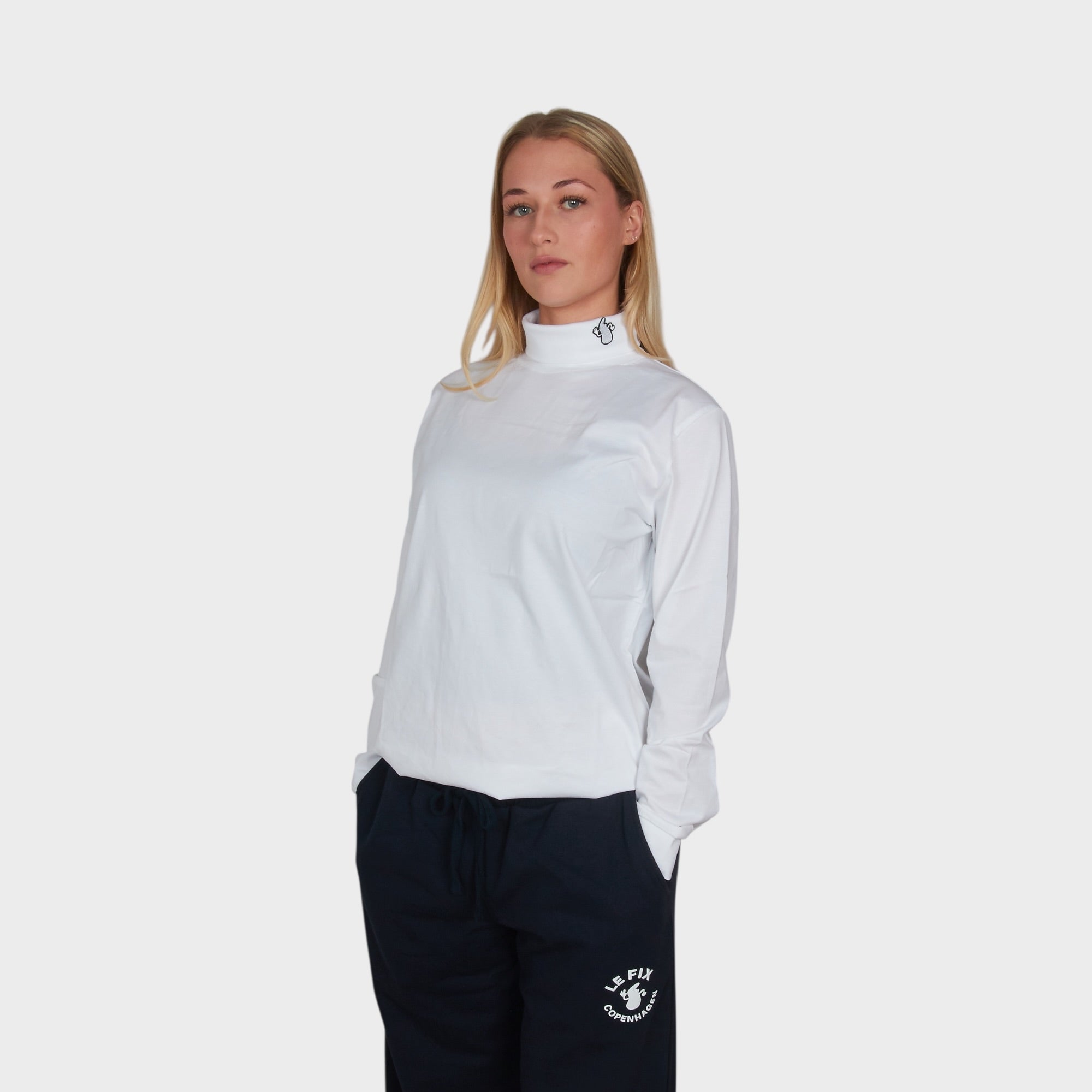 le-fix-patch-turtleneck-strickpullover-weiss-baumwolle-kaj-logo image 3